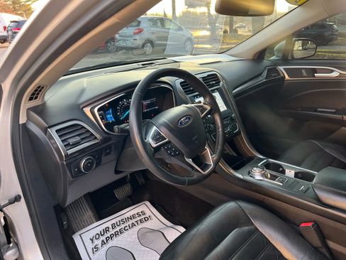 Used 2017 Ford Fusion SE w/ Fusion SE Technology Package image 10