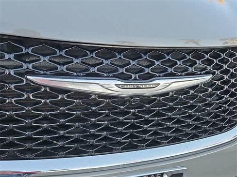 Used 2023 Chrysler Pacifica Touring-L image 12