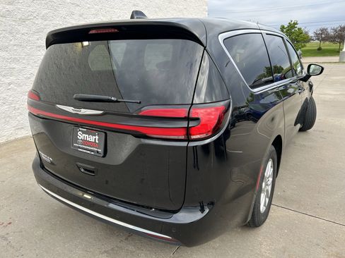 Used 2025 Chrysler Pacifica Select FWD image 6