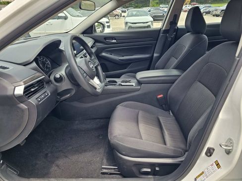 Used 2025 Nissan Altima 2.5 SV FWD image 15