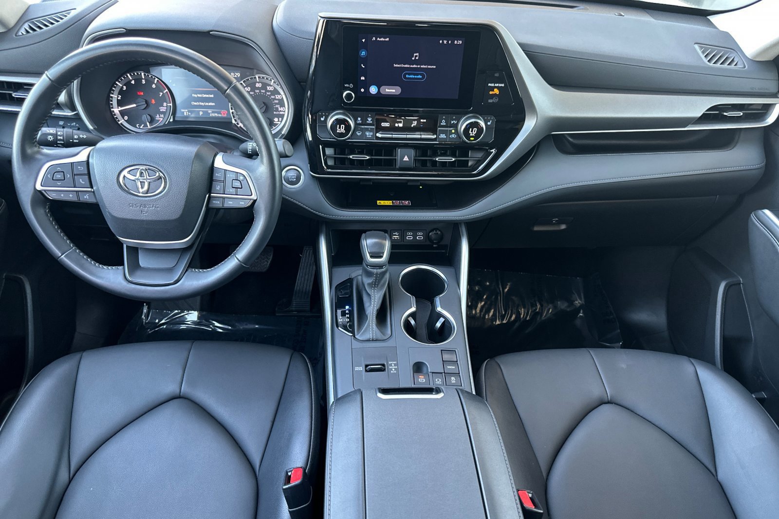 Used 2025 Toyota Highlander XLE FWD image 14