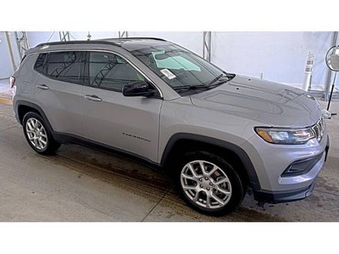 Used 2023 Jeep Compass Latitude AWD/4WD image 2