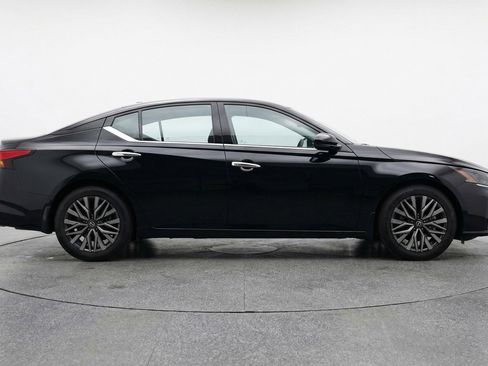 Used 2025 Nissan Altima 2.5 SV image 11