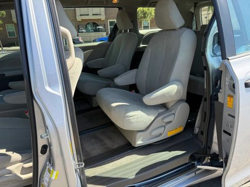 Used 2014 Toyota Sienna L FWD image 16