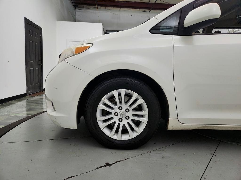 Used 2015 Toyota Sienna XLE FWD image 29