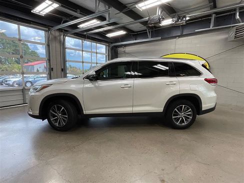 Used 2019 Toyota Highlander XLE FWD image 2