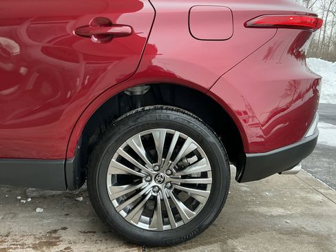 Certified 2021 Toyota Venza XLE image 23