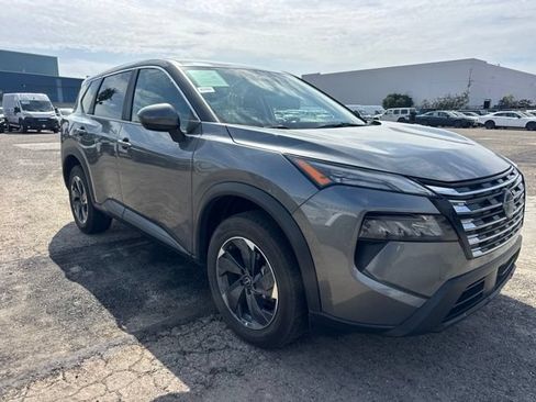 Used 2025 Nissan Rogue SV FWD image 3