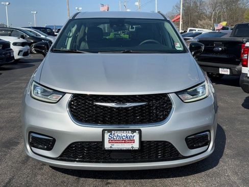 Used 2024 Chrysler Pacifica Touring-L FWD image 10