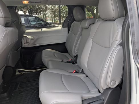 Used 2025 Toyota Sienna XLE w/ XLE Plus Package FWD image 13