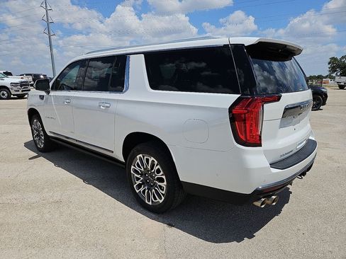Used 2023 GMC Yukon XL Denali Ultimate AWD/4WD image 4