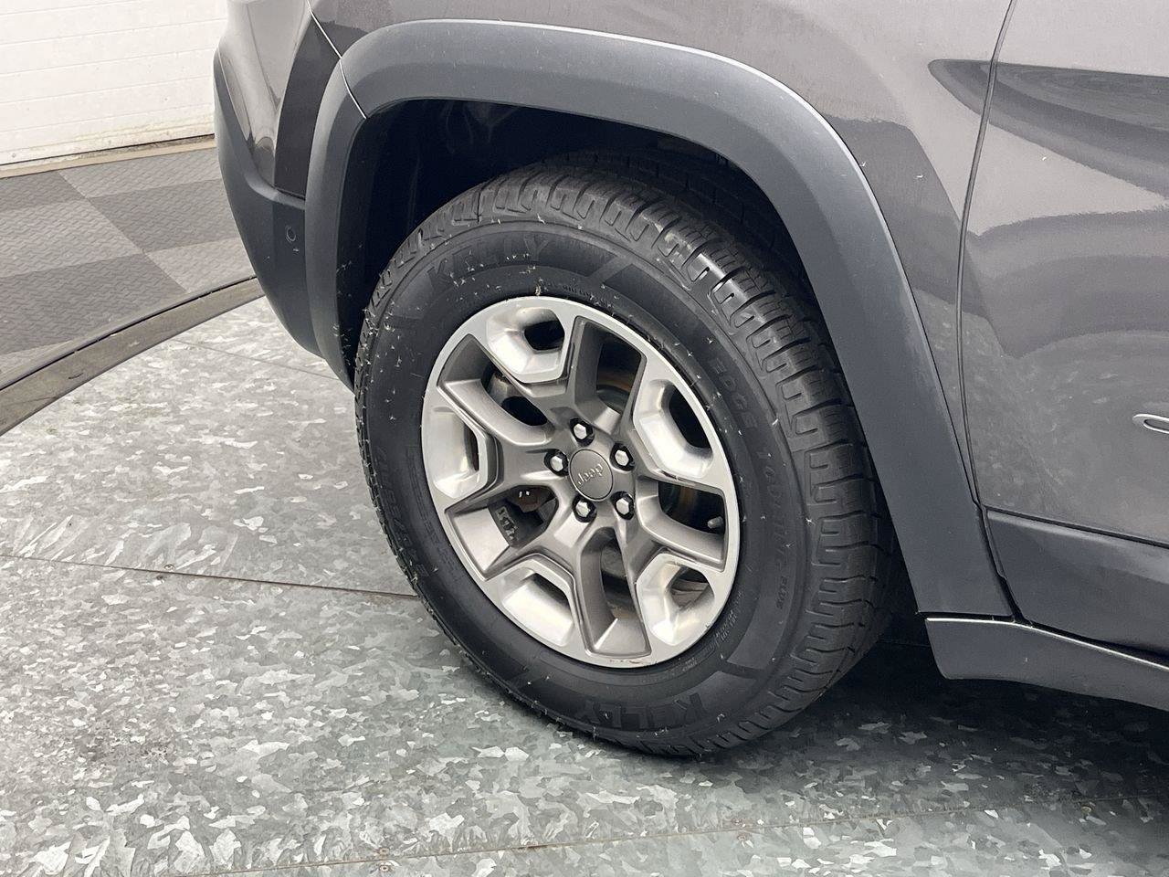 Used 2019 Jeep Cherokee Trailhawk AWD/4WD image 33