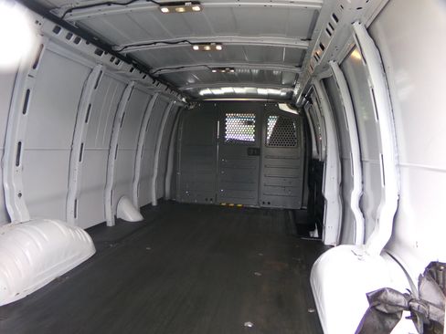 Used 2018 Chevrolet Express 3500 Extended w/ Driver Convenience Package image 12