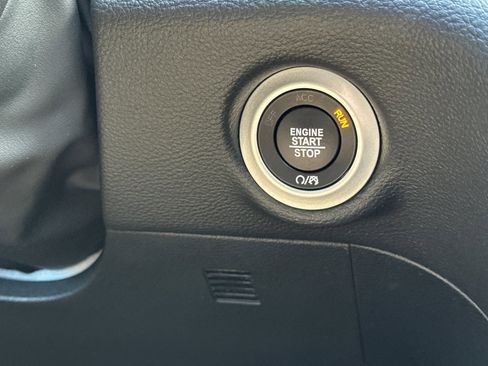 Used 2024 Chrysler Pacifica Limited w/ Uconnect Theater Family Group image 23