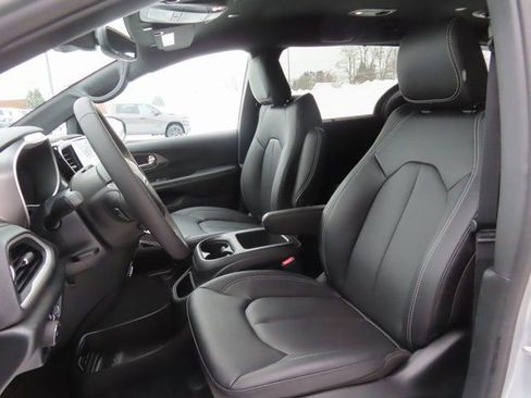 New 2026 Chrysler Pacifica Select image 18