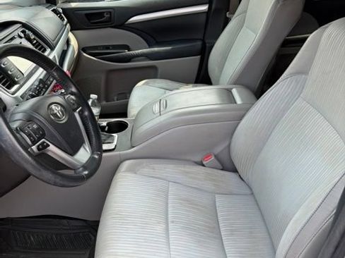 Used 2014 Toyota Highlander Plus AWD/4WD image 4