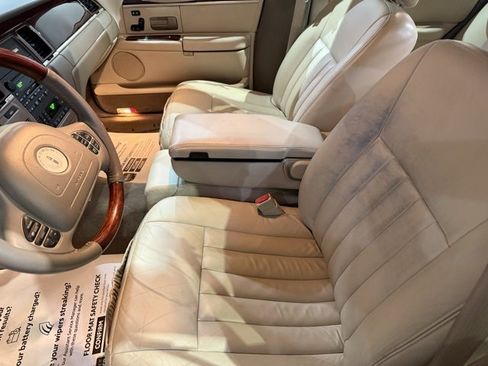 Used 2003 Lincoln Town Car Signature image 19