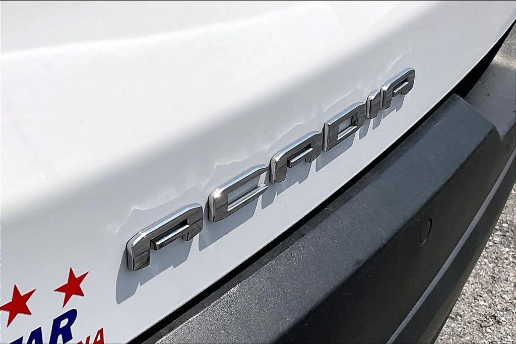 Used 2023 GMC Acadia AT4 w/ Technology Package AWD/4WD image 8