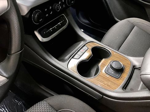 Used 2022 GMC Acadia SLE image 28