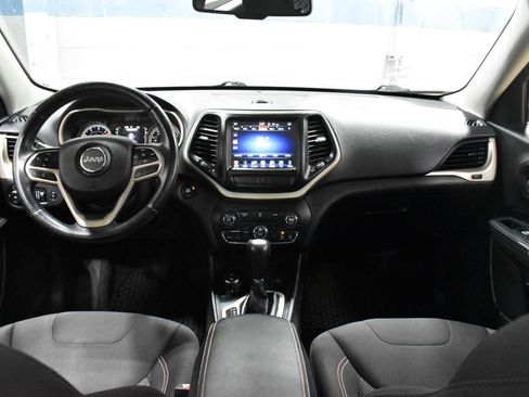 Used 2017 Jeep Cherokee Latitude AWD/4WD image 5