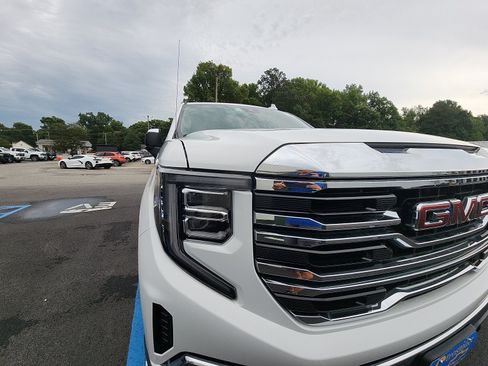 Used 2026 GMC Sierra 1500 SLT AWD/4WD image 9