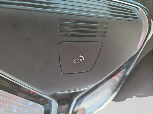 Used 2022 BMW 740i w/ M Sport Package image 21