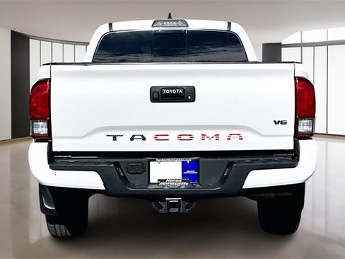 Used 2017 Toyota Tacoma TRD Sport image 5