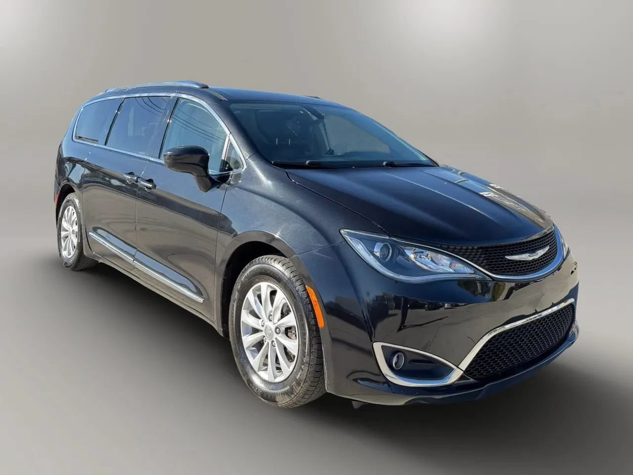 Used 2019 Chrysler Pacifica Touring-L FWD image 1