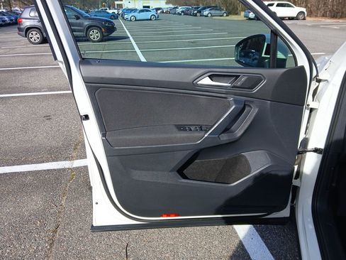 Used 2020 Volkswagen Tiguan S image 10