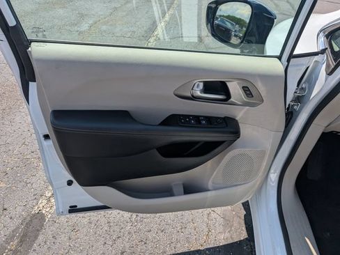 Used 2024 Chrysler Pacifica Touring-L FWD image 12