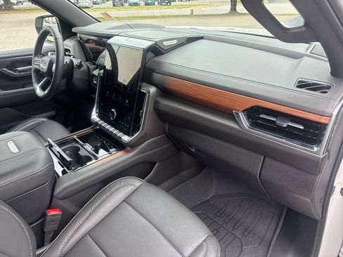 Used 2025 GMC Yukon XL Denali w/ Sun & Power Step Package AWD/4WD image 16