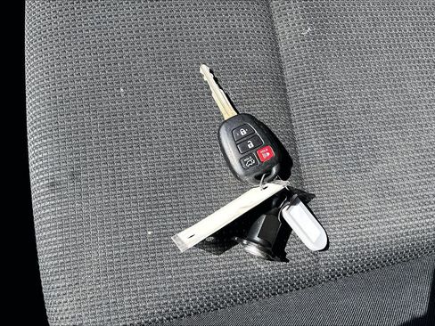 Used 2016 Toyota RAV4 XLE AWD/4WD image 15