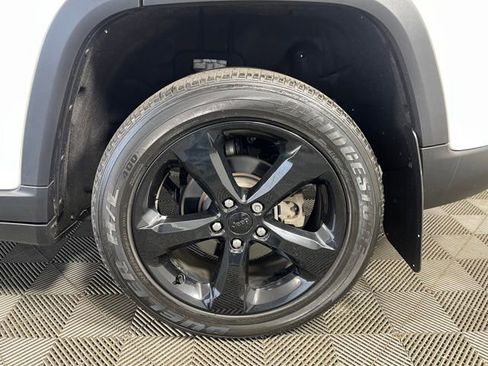 Used 2023 Jeep Grand Cherokee Altitude image 10