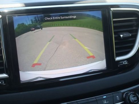 Used 2024 Chrysler Pacifica Touring-L FWD image 17