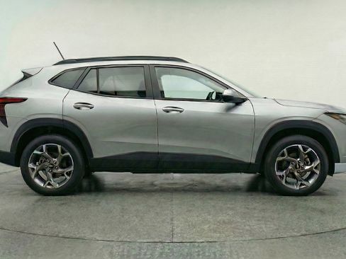 Used 2025 Chevrolet Trax LT FWD image 11