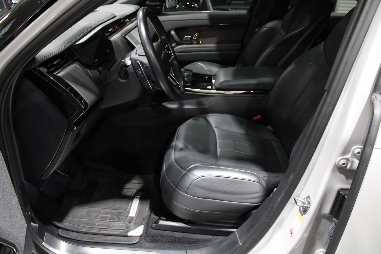 Used 2023 Land Rover Range Rover Sport SE AWD/4WD image 25