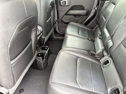 Used 2021 Jeep Gladiator Overland AWD/4WD image 9