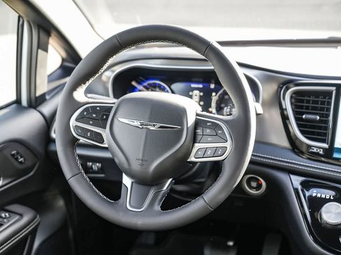 New 2026 Chrysler Pacifica Select image 16
