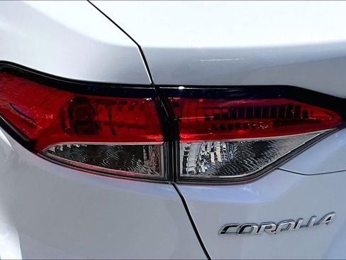 Used 2024 Toyota Corolla LE w/ LE Convenience Package FWD image 28