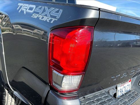 Used 2016 Toyota Tacoma TRD Sport image 30