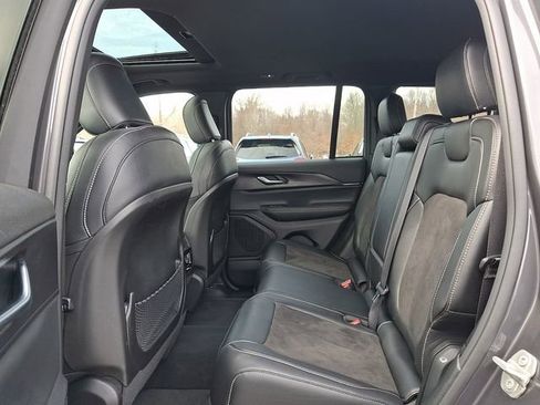 Used 2023 Jeep Grand Cherokee Altitude image 11