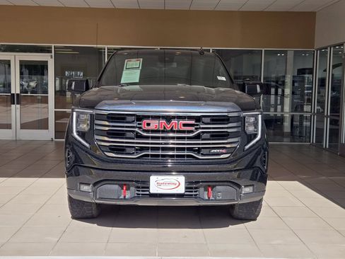 Used 2022 GMC Sierra 1500 AT4 w/ AT4 Preferred Package AWD/4WD image 2