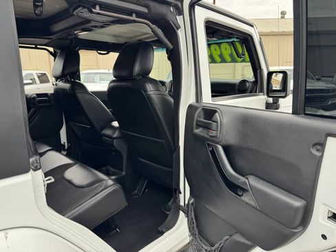 Used 2016 Jeep Wrangler Unlimited Sahara AWD/4WD image 17