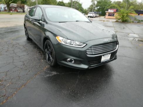 Used 2016 Ford Fusion SE w/ Equipment Group 201A image 3