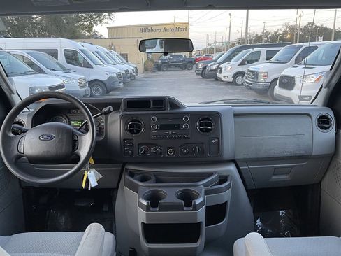 Used 2011 Ford E-350 and Econoline 350 XLT image 5