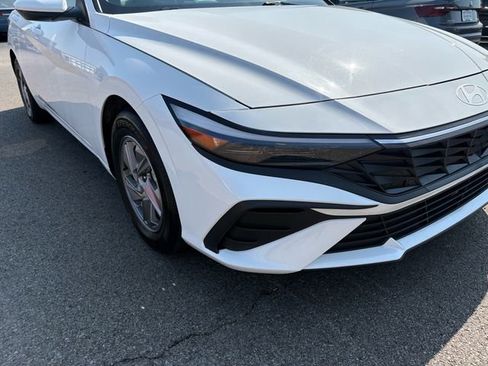 Used 2025 Hyundai Elantra SE image 19