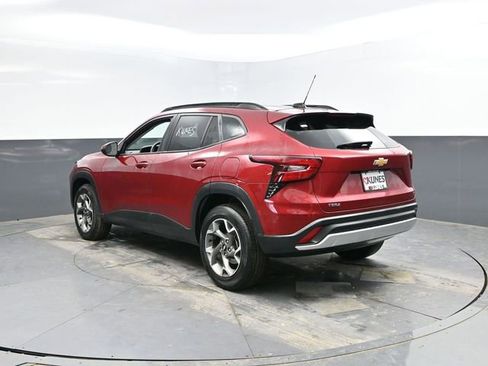Used 2025 Chevrolet Trax LT FWD image 8