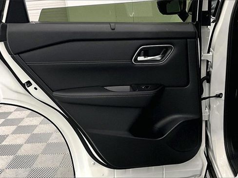 New 2025 Nissan Rogue Platinum w/ Tech Package image 32