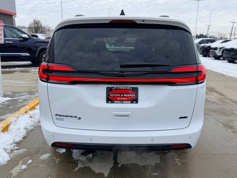 Used 2024 Chrysler Pacifica Touring-L w/ Uconnect Theater Family Group image 4