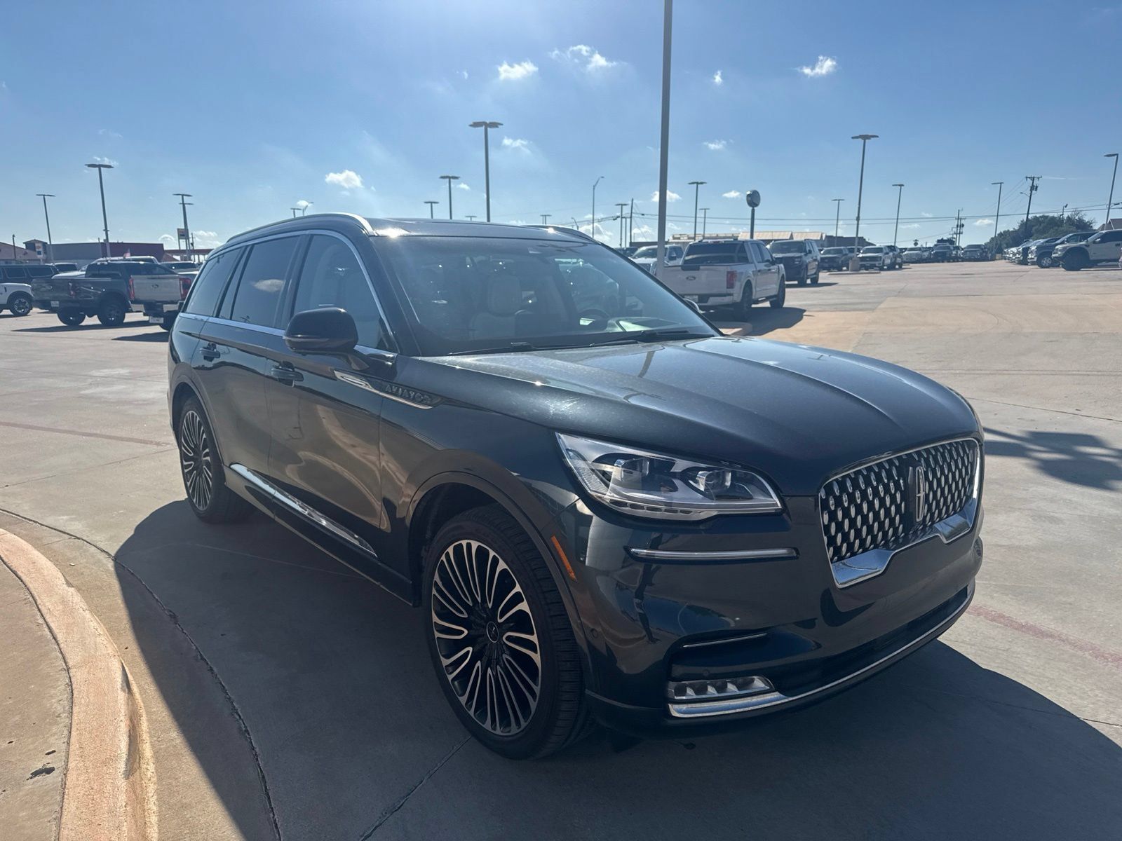 Used 2023 Lincoln Aviator Black Label w/ Class IV Trailer Tow Package AWD/4WD image 3